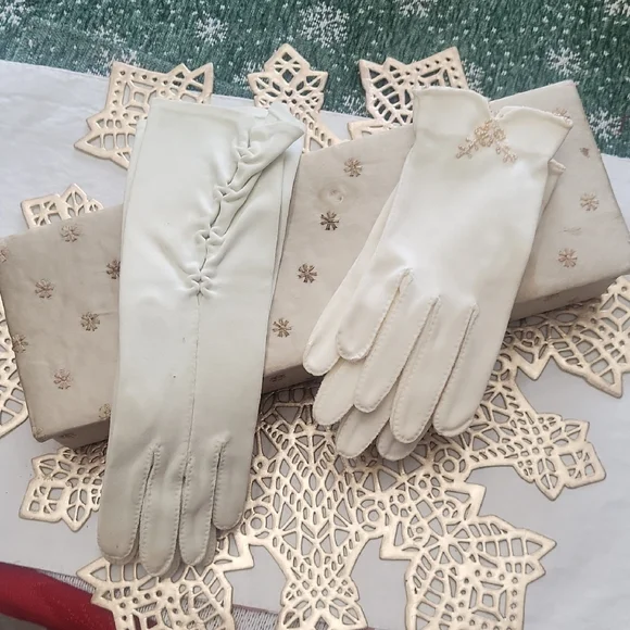 Vintage Embroidered Glove Box – Floral Threadwork – Satin or Silk Exterior - Picture 1 of 9